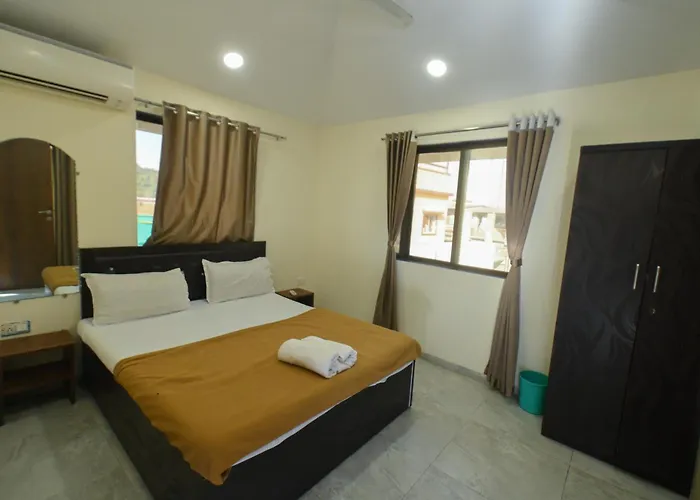 Majestic By 23 stay - Private Pool & GardenVilla